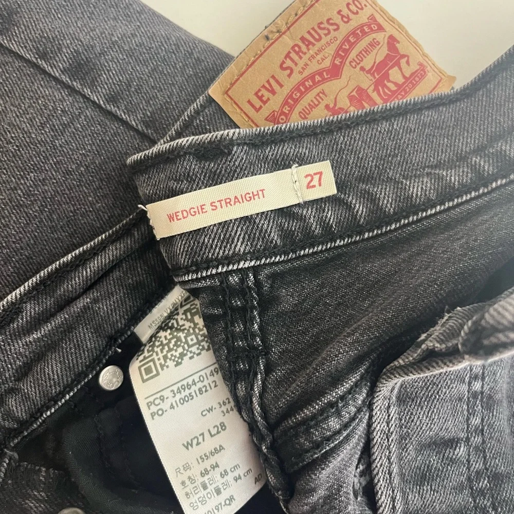 LEVI’S Wedgie Straight Black Distressed Button Fly‎ Jeans | 27 x 28